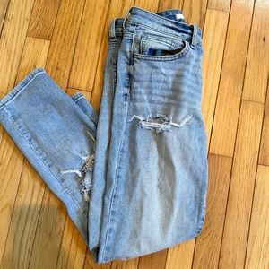 CROPPED DISTRESSED MOM JEANS